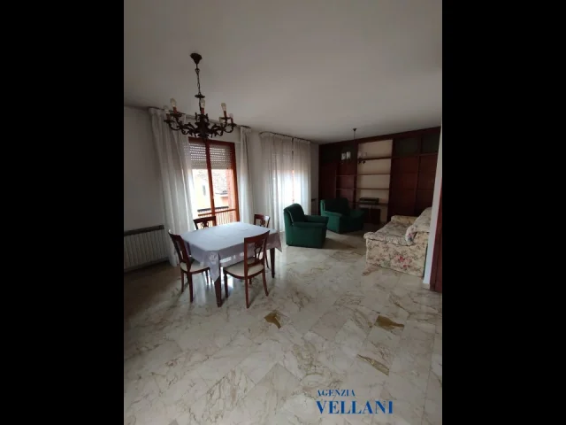 Appartamenti in Vendita - Vendesi appartamento di grandi dimensioni in centro storico