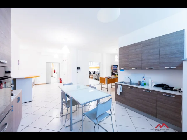 Appartamenti in Vendita - Capannone adibito uso uffici/magazzini/laboratori