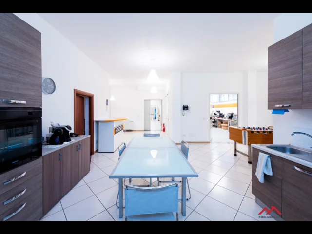 Appartamenti in Vendita - Capannone adibito uso uffici/magazzini/laboratori