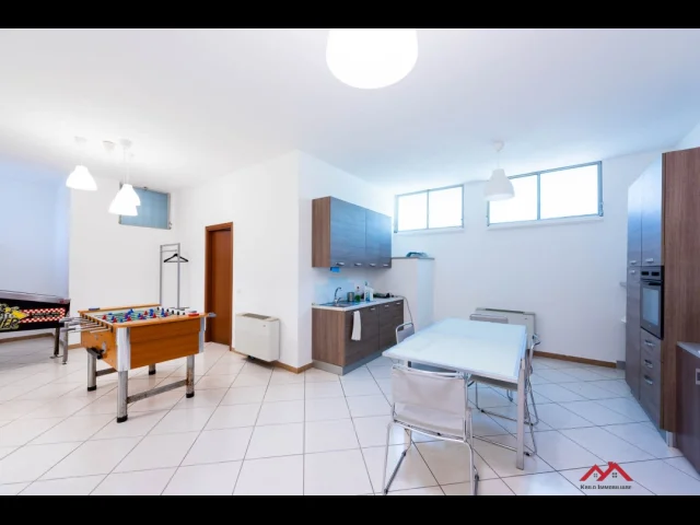 Appartamenti in Vendita - Capannone adibito uso uffici/magazzini/laboratori
