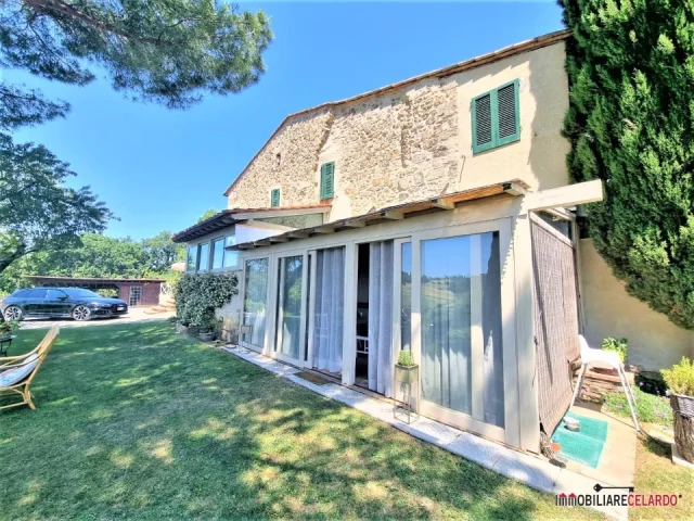 Villa immersa nel verde