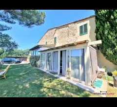 Villa immersa nel verde