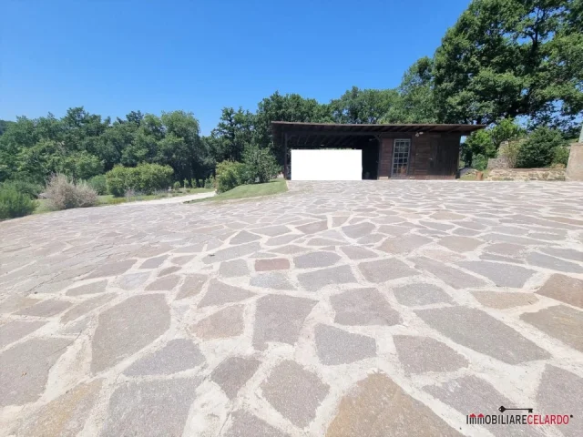 Appartamenti in Vendita - Villa immersa nel verde