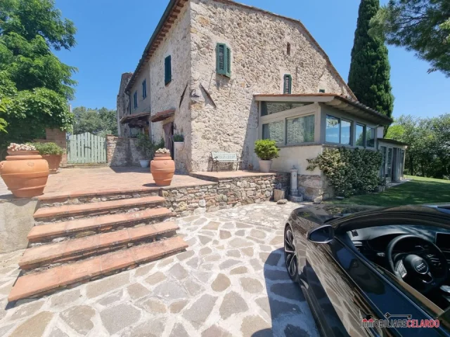 Appartamenti in Vendita - Villa immersa nel verde