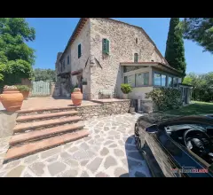 Appartamenti in Vendita - Villa immersa nel verde