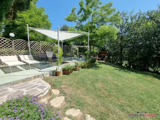 Appartamenti in Vendita - Villa immersa nel verde