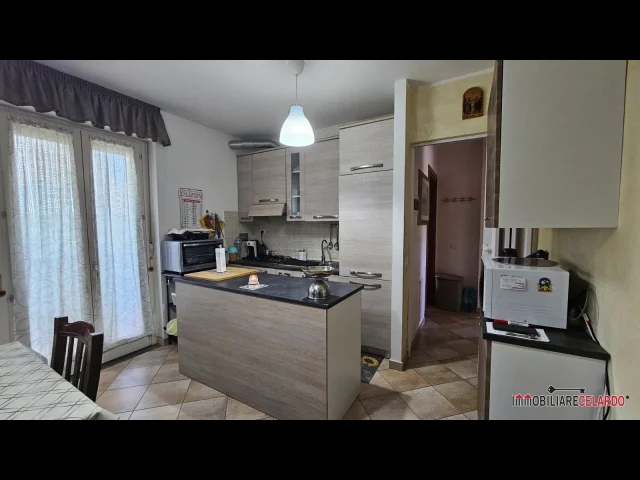 Appartamenti in Vendita - Appartamento al quarto piano con ascensore