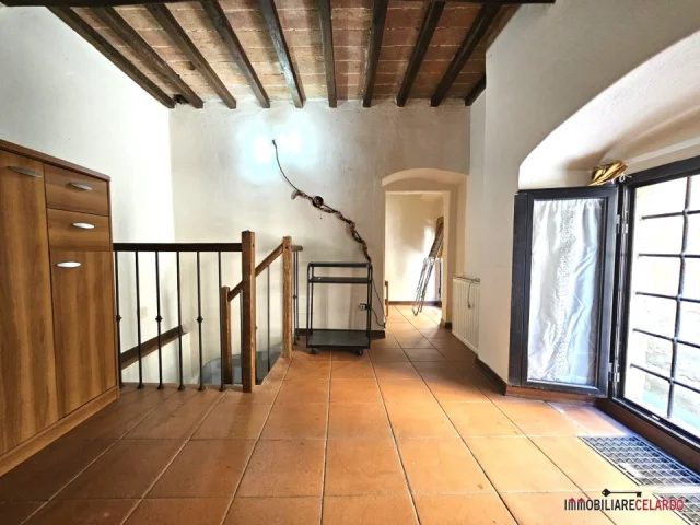 Appartamenti in Vendita - Negozio adibito ad abitazione