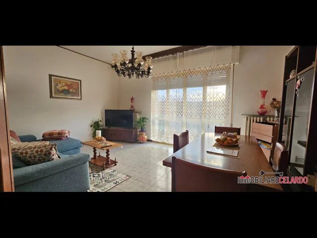 Appartamenti in Vendita - Ampio appartamento con mansarda e garage