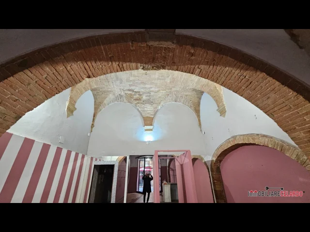 Appartamenti in Vendita - Fondo commerciale