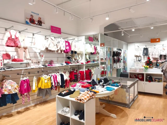 Appartamenti in Vendita - Fondo commerciale in zona centrale