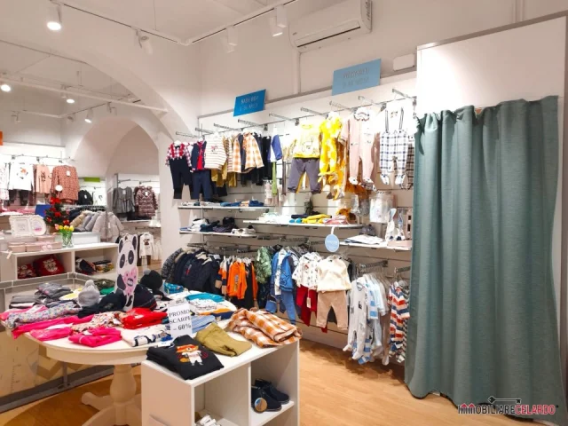 Appartamenti in Vendita - Fondo commerciale in zona centrale