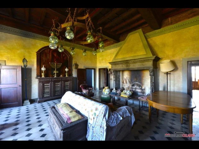 Appartamenti in Vendita - Casale con produzione di chianti classico