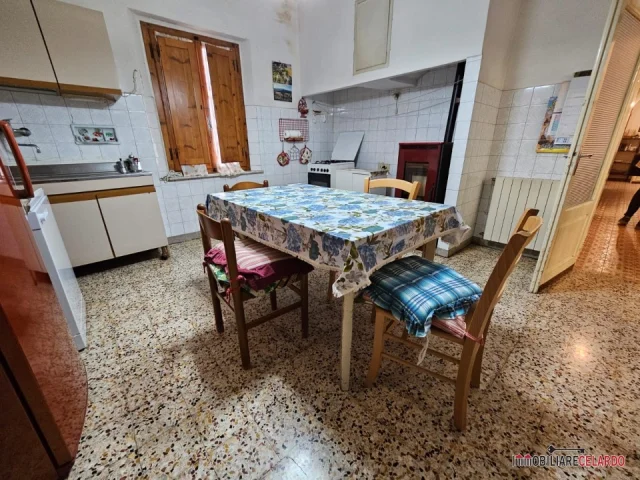 Appartamenti in Vendita - Appartamento con quattro camere