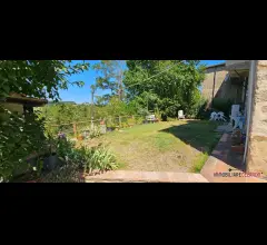 Appartamenti in Vendita - Porzione di casolare con giardino