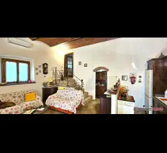 Appartamenti in Vendita - Porzione di casolare con giardino