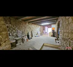 Magazzino con garage, bagno e giardino