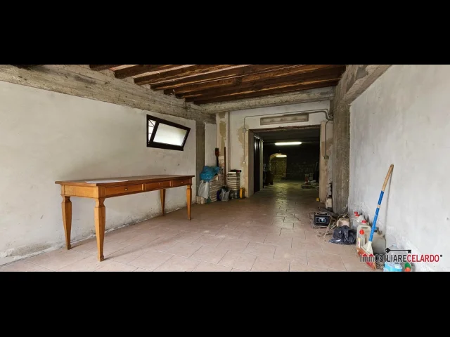 Appartamenti in Vendita - Magazzino con garage, bagno e giardino