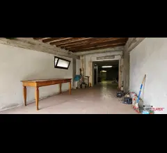Appartamenti in Vendita - Magazzino con garage, bagno e giardino