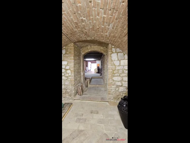 Appartamenti in Vendita - Magazzino con garage, bagno e giardino
