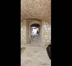 Appartamenti in Vendita - Magazzino con garage, bagno e giardino