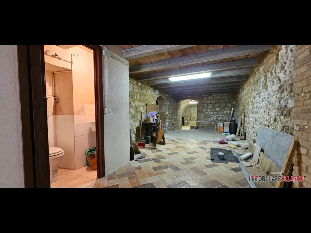Appartamenti in Vendita - Magazzino con garage, bagno e giardino