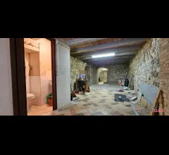 Appartamenti in Vendita - Magazzino con garage, bagno e giardino