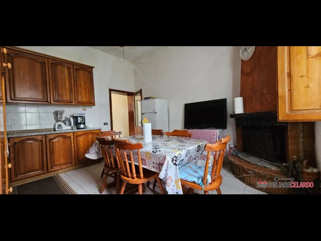 Appartamenti in Vendita - Villa libera su 4 lati da ristrutturare