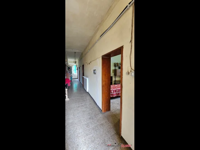 Appartamenti in Vendita - Villa libera su 4 lati da ristrutturare