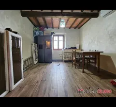 Appartamenti in Vendita - Appartamento al piano primo con resede