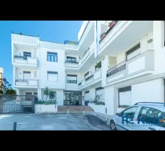 Appartamento centrale con tre camere da letto e box auto