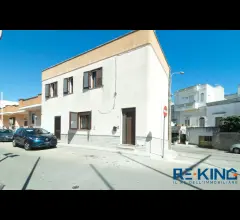 Incanto a castro: casa indipendente con vista e potenziale