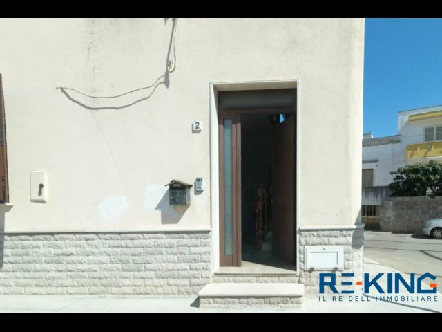 Appartamenti in Vendita - Incanto a castro: casa indipendente con vista e potenziale