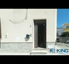 Appartamenti in Vendita - Incanto a castro: casa indipendente con vista e potenziale