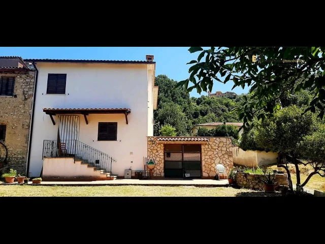 Appartamenti in Vendita - Cielo-terra con corte privata