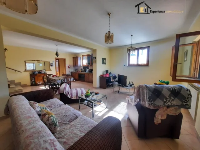 Appartamenti in Vendita - Cielo-terra con corte privata