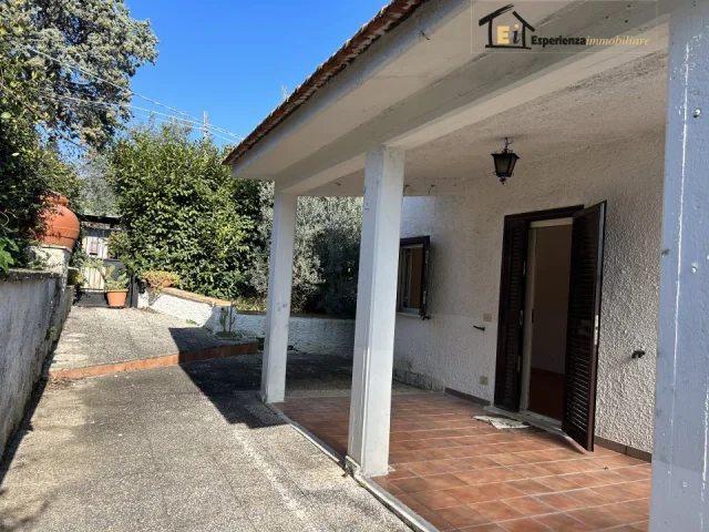 Casa indipendente con giardino