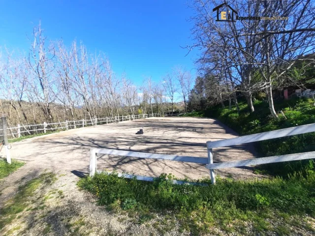 Terreno con maneggio