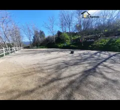Appartamenti in Vendita - Terreno con maneggio
