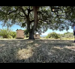 Casale da ristrutturare con terreno