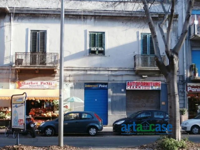 Appartamenti in Vendita - Negozio via la farina pressi t. cannizzaro