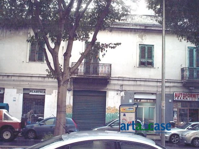 Appartamenti in Vendita - Negozio via la farina pressi t. cannizzaro