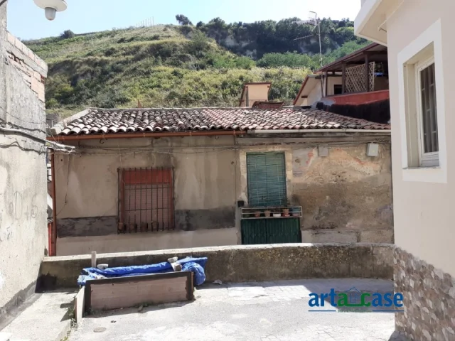Appartamenti in Vendita - Casa indipendente 3 vani zona camaro