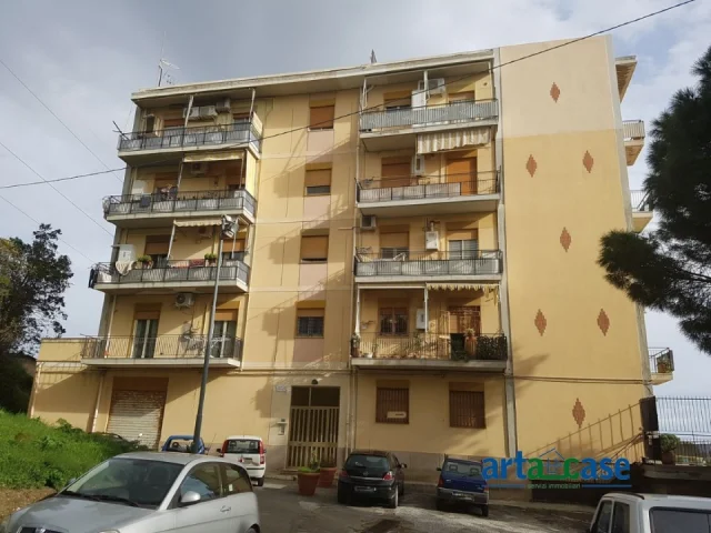 Ampio locale zona valle degli angeli-provinciale