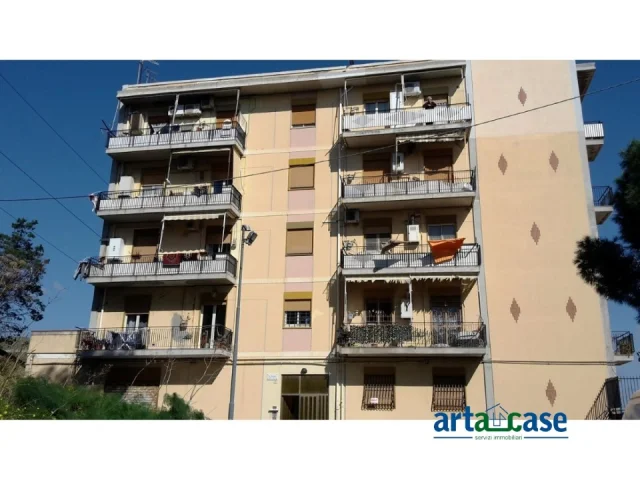 Appartamenti in Vendita - Ampio locale zona valle degli angeli-provinciale