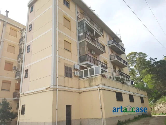 Appartamenti in Vendita - Ampio locale zona valle degli angeli-provinciale