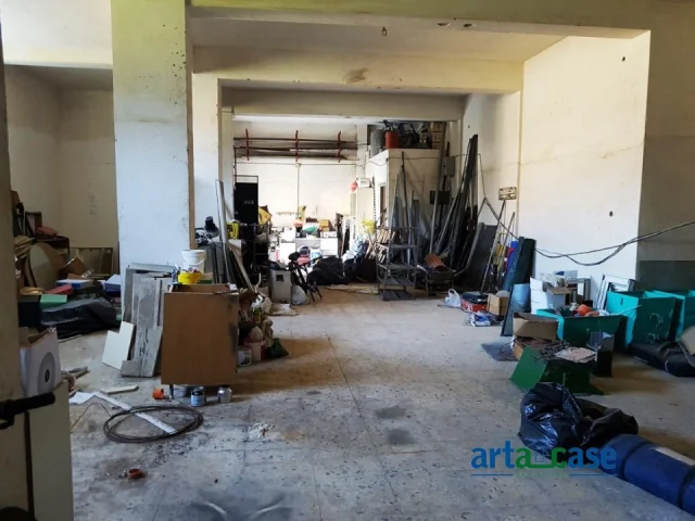 Appartamenti in Vendita - Ampio locale zona valle degli angeli-provinciale
