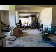 Appartamenti in Vendita - Ampio locale zona valle degli angeli-provinciale