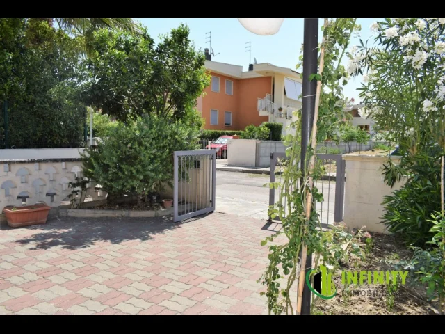 Appartamenti in Vendita - Mansarda a marina di ginosa con terrazzo, giardino e posti auto