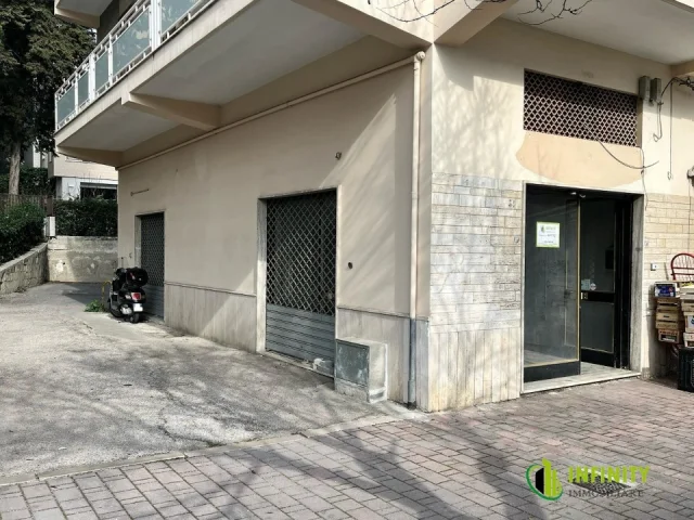 Appartamenti in Vendita - Locale commerciale in centro con tre vetrine su strada